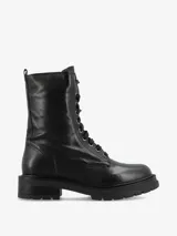 Borceguí de cuero negro de caña media con cordones frontales y suela de goma robusta. Presenta un diseño clásico con costuras visibles y tirador en el talón para facilitar el calce.