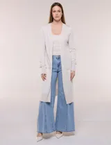 Cardigan largo de punto liviano y suave, de color blanco, con diseño abierto al frente, mangas largas con puños acanalados y bolsillos frontales aplicados.