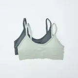 Pack de dos tops de canalé, uno en color verde menta y otro en gris oscuro, con tirantes finos y banda elástica en la base.