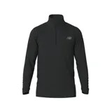 Camiseta deportiva negra de manga larga con cierre de cremallera en el cuello y logo reflectante de New Balance en el pecho.