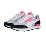 Championes Puma modelo Future Rider Play On, con diseño multicolor que combina tonos lila, blanco, negro y detalles en fucsia y amarillo. Presentan una silueta deportiva con suela de goma dentada y refuerzos en gamuza.