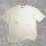 Remera blanca de jersey de algodón con cuello redondo y corte oversize. Estampa con el logo de la marca en el pecho y en la espalda.