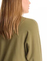 Buzo de tejido fino con escote en V, mangas tres cuartos estilo dolman y corte holgado.