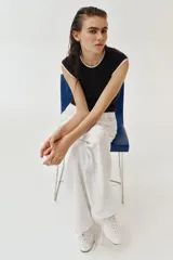 Camiseta blanca de corte slim fit con efecto de doble capa en las mangas cortas y el cuello redondo, en color azul marino.