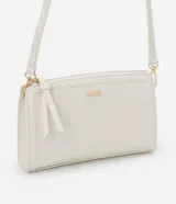 Cartera bandolera pequeña de poliuretano color blanco, con correa larga ajustable, cierre de cremallera y logo metálico dorado.