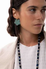 Aros colgantes con argolla de acero quirúrgico y dije en forma de flor pintado a mano con acabado nacarado.