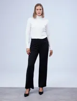 Pantalón negro de corte recto y pretina ancha elastizada.