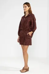 Shorts color chocolate con estampado animal, cintura elastizada, pliegues al frente y bolsillos laterales.