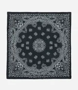 Pañuelo bandana cuadrado color negro con estampado paisley en blanco. Confeccionado en acrílico.