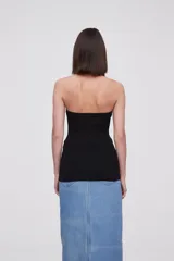 Top negro sin mangas de viscosa, corte al cuerpo, con botones y cuello halter.