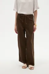 Pantalon de jean color natural, de corte baggy con cintura media, bolsillos laterales amplios y ajuste mediante cordón en la cintura.