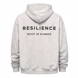 Canguro gris melange con capucha, confeccionado en algodón con felpa. Presenta bordado en color negro en la espalda con la frase 'RESILIENCE BUILT IN SILENCE'.