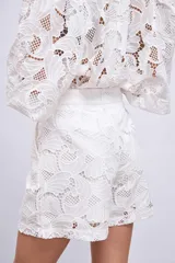 Short blanco de broderie con cintura elastizada.