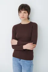 Buzo de tejido morley color marrón, con cuello redondo y mangas largas, de corte ajustado al cuerpo.