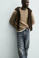 Jersey de punto regular fit, confeccionado en una mezcla de lana y fibra de alpaca. Presenta cuello redondo, manga larga y acabados en rib en puños y bajo.