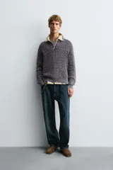 Polo relaxed fit de punto jacquard geométrico en hilatura de algodón, color morado con efecto lavado. Tiene cuello solapa, cierre frontal de botonadura y manga larga con acabados en rib.