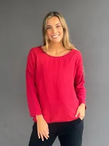 Blusa de manga larga color rojo borgoña, con cuello redondo y diseño holgado de textura ligeramente arrugada.