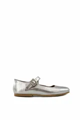 Zapato tipo Mary Jane plateado, 100% de cuero, con capellada, forro y plantilla de cuero. Ajuste con hebilla.