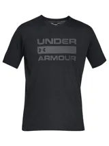 Remera de manga corta Under Armour, confeccionada en tejido Charged Cotton de secado rápido. Presenta cuello redondo y estampado frontal con el logo y nombre de la marca en color gris.