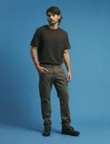 Pantalon cargo de corte recto en color verde militar, confeccionado en sarga de algodón con elastano. Presenta bolsillos laterales con fuelle y tapa, además de bolsillos traseros con cierre de botón.