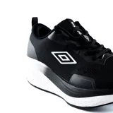 Championes deportivos Umbro modelo Belmo, color negro con suela blanca alta de diseño texturizado, confeccionados con capellada textil y cordones tono sobre tono.