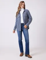 Sobrecamisa de tela texturada tipo waffle, color gris, con cuello camisero, cierre frontal con botones y bolsillos frontales con solapa.