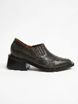 Zapato de cuero vacuno con acabado desgastado, diseño tipo botineta sin cordones con elásticos laterales. Presenta un taco cuadrado de madera y suela de caucho.