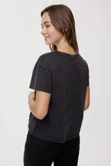 Remera de manga corta y cuello redondo color blanco, con estampa frontal multicolor de ilustraciones de estilo gráfico.