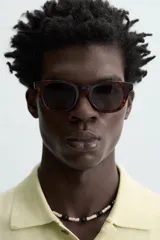 Polo de punto tejido de algodón con efecto lavado, color amarillo pálido. Presenta un calce regular fit, cuello solapa con cierre frontal de tres botones y manga corta.