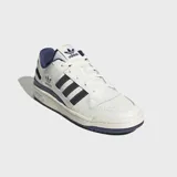 Championes Adidas Forum Low CL de estilo retro inspirado en el básquet. Presentan un diseño en color blanco con detalles en azul marino en las icónicas tres tiras laterales, el talón y la suela. Están confeccionados con una combinación de cuero y materiales sintéticos, ofreciendo un look clásico y urbano.