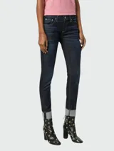 Jean de tiro medio, color azul oscuro, corte skinny y bolsillos delanteros y traseros.