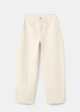 Jeans de corte relaxed fit color marfil, de tiro medio con bolsillos delanteros y traseros.