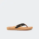 Ojotas Reef Cushion con base color tostado y tiras negras con diseño geométrico.