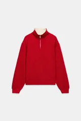 Sudadera roja de cuello alto con cierre frontal de cremallera y diseño de manga larga, con interior en tono contrastante.