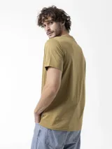 Remera Merrell de manga corta color tostado con cuello redondo y estampa frontal minimalista inspirada en la montaña.