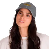 Gorra tipo baseball color gris con efecto desgastado, cuenta con el logo de Caterpillar bordado en la parte frontal en color amarillo. Posee visera curva y cierre metálico ajustable en la parte posterior.