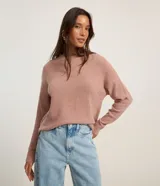 Suéter de punto texturizado color rosado con cuello redondo, manga larga y sisa desplazada de la marca Blue Steel.