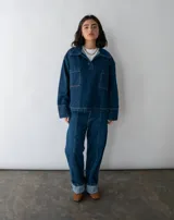 Camisa o sobrecamisa de jean azul confeccionada con algodón reciclado. De estilo vintage, con bolsillos cuadrados en el pecho.