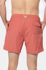 Short de baño negro liso, con cintura elástica y cordón regulable, dos bolsillos laterales y suspensor de malla fina.