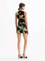 Pollera mini de tejido de punto elastizado color negro con estampado frutal, con calza biker interna y cintura con elástico oculto.