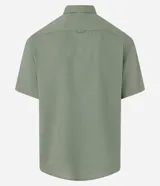 Camisa de manga corta color verde militar, de corte relajado, con cuello inglés, abotonado frontal y un bolsillo en el pecho. Confeccionada en mezcla de cáñamo y algodón.
