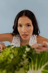 Chaleco blanco de encaje, estilo sastrero, sin mangas y con escote en V.