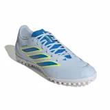 Championes de fútbol Adidas Predator Club para césped sintético, color celeste con detalles en azul y amarillo. Presentan el diseño icónico de la línea Predator con las tres tiras laterales y suela con tapones pequeños para mayor tracción.
