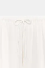 Pantalón rústico color marrón oscuro, de tiro alto, con cintura elástica y cordón ajustable, y pierna ancha.