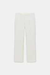 Pantalón ZARA Woman Collection de tiro medio y corte recto, confeccionado en hilatura con mezcla de lino en color blanco. Cuenta con cintura con trabillas, bolsillos laterales ocultos en costura, detalle de raya planchada y cierre frontal con cremallera, botón y ganchos metálicos.