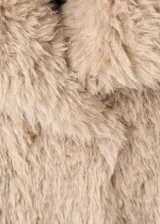 Campera larga de abrigo con textura peluda tipo corderito sintético, en color tostado, con solapas anchas y mangas largas.