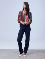 Pantalón de vestir azul marino, de corte recto, con bolsillos laterales y traseros. Se ajusta a la cintura con broches internos y cierre.