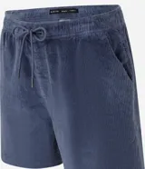 Bermuda runner de terciopelo color gris topo, con cintura elástica, cordón ajustable y bolsillos laterales.
