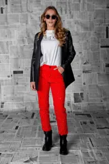 Jean de corte recto color rojo, intervenido con micro strass.