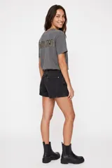 Short de denim negro de tiro alto, con bolsillos laterales y traseros, y cierre frontal con botón metálico.